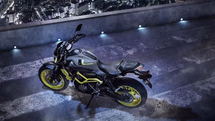 3: Độ dài trục cơ sở của MT-10 ngang bằng với chiếc MT-07 nhỏ hơn của Yamaha. Kết hợp với công suất lớn hơn gấp đôi so với MT-07, chiếc xe đem tới cảm giác lái rất thú vị trên đường.