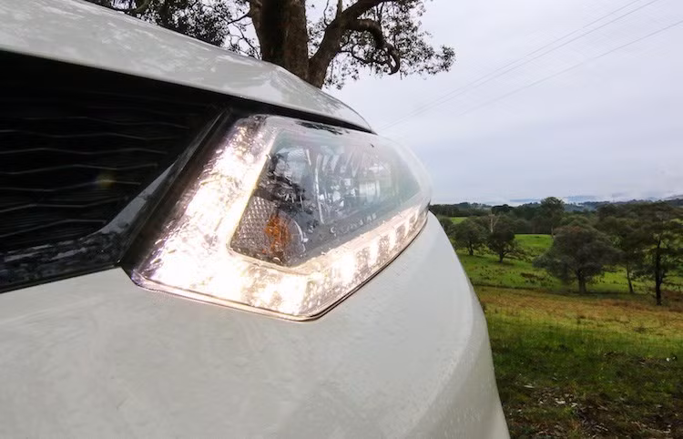 Để cạnh tranh với các đối thủ như Honda CR-V hay Mazda CX-5, Nissan đã khiến cho X-Trail trở nên "mềm mại", thời trang và hiện đại hơn. Phần đầu xe với các đèn pha có dải LED định vị có khả năng thay đổi góc chiếu và lưới tản nhiệt chữ V đặc trưng Nissan gợi nhớ về "đàn anh" Murano. Việc sử dụng công nghệ LED cũng có những ưu điểm như ánh sáng tự nhiên, tuổi thọ cao và tiết kiệm hơn so với đèn sợi đốt.