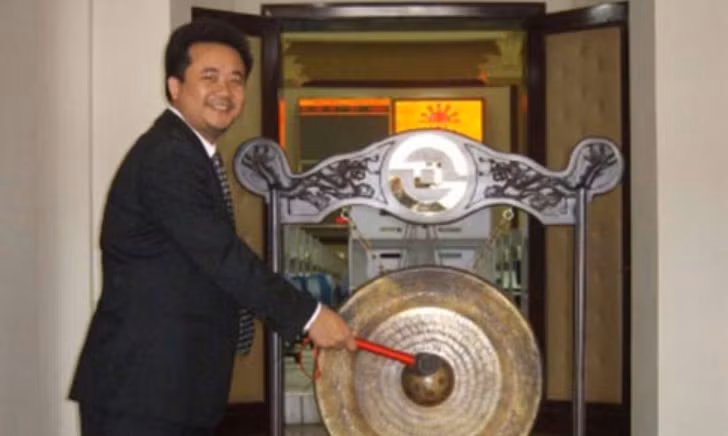  Đại gia Lê Văn Hướng: Giữa năm 2015, ông Lê Văn Hướng (SN 1976, nguyên Chủ tịch HĐQT kiêm Giám đốc CTCP Thiết bị Y tế Việt Nhật – JVC), bị Cơ quan cảnh sát điều tra Công an TP. Hà Nội khởi tố bị can về hành vi “lừa dối khách hàng”. Trước khi biến cố xảy ra, ông là một đại gia nằm trong top 100 người giàu nhất trên thị trường chứng khoán, với tài sản quy đổi lên tới 222 tỷ đồng.