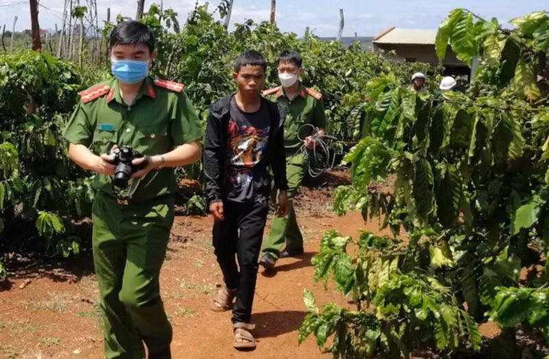  Sát hại, hiếp dâm người phụ nữ rồi ném xác xuống giếng: Sau 2 tuần đối tượng Rah Lan Giang (SN 2001, trú xã Ia Rong, huyện Chư Pưh, tỉnh Gia Lai) giết, hiếp dâm chị Trịnh Thị H. (SN 1976, trú cùng địa phương) trong lúc chị này đi tưới cà phê rồi giấu xác xuống giếng nước. Ngày 30/3, Công an tỉnh Gia Lai cho biết vừa bắt giữ Giang để điều tra, làm rõ. 
