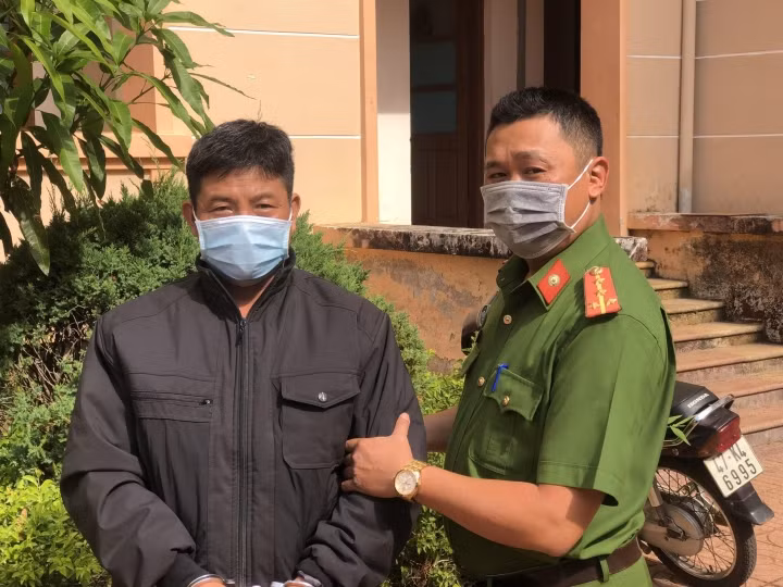  Đâm chết bạn nhậu rồi chạy xe máy bỏ trốn: Sau khi đâm chết bạn nhậu là ông Nguyễn Mạnh Kiểm (62 tuổi, trú huyện Đắk Mil, tỉnh Đắk Nông) vì mâu thuẫn, Trần Văn Quân (52 tuổi, trú cùng địa phương) đã sử dụng xe máy đi đến nhiều tỉnh, thành phía nam để lẩn trốn. Ngày 31/3, Công an tỉnh Đắk Nông cho biết đã khởi tố, bắt tạm giam Quân.
