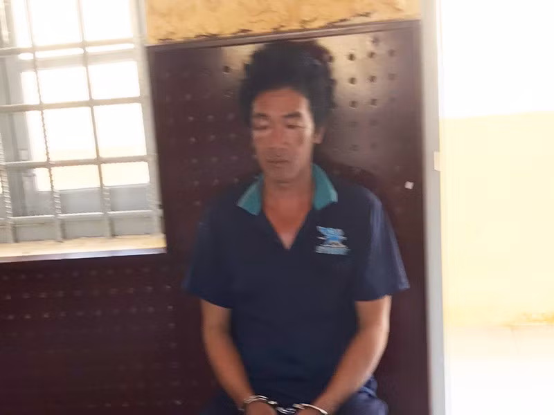  Thuyền viên dùng kéo đâm thuyền trưởng tử vong: Ngày 16/4, mâu thuẫn trong lúc nhậu khi đi đánh bắt ngoài biển, thuyền viên Trần Phương Xa (36 tuổi ở Hậu Giang) đã dùng kéo làm cá đâm thuyền trưởng Phan Thanh Tùng (43 tuổi, ở Tiền Giang) tử vong rồi đi đầu thú. Ngày 19/4, Công an tỉnh Bến Tre đang tạm giữ Xa để điều tra.
