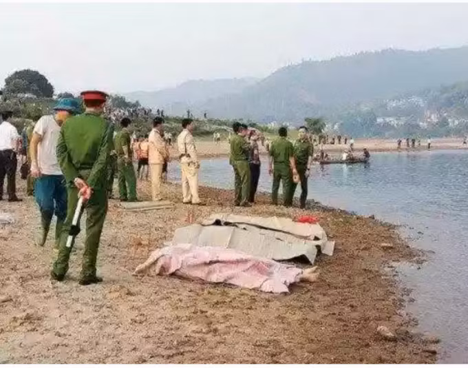  Đi tắm biển, 4 học sinh bị đuối nước: Chiều 18/4, nhóm 8 học sinh lớp 8, Trường THCS Nguyễn Thị Minh Khai (TP Cam Ranh, tỉnh Khánh Hòa) đến bãi biển Bãi Dài vui chơi. Trong số này có 4 em học sinh xuống tắm biển không may, các em bị sóng cuốn ra xa và bị đuối nước. Đến sáng 19/4, thi thể nạn nhân cuối cùng được tìm thấy. (Ảnh minh họa) 