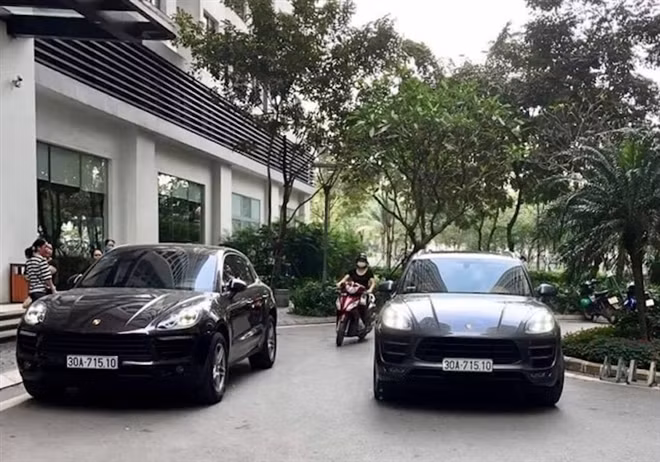  Hai xe Porsche cùng biển số "chạm mặt" ở Hà Nội: Sáng 19/4, 2 chiếc ô tô hiệu Porsche cùng mang biển số 30A-715.10 (một chiếc màu xám, một chiếc màu nâu) dừng đỗ tại tòa P7, phân khu Park Hill thuộc khu đô thị Times City (quận Hoàng Mai) khiến nhiều người ngỡ ngàng. Công an cho biết, theo dữ liệu đăng ký, chiếc xe màu nâu đang sử dụng biển số thật. Chủ nhân đứng tên trong đăng ký xe là ông N.H.T. (ở Hoàng Mai). 