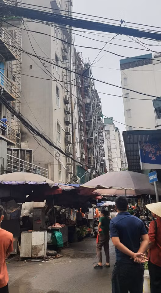 Cụ thể, theo người dân vào khoảng thời gian trên tại quán này khi các nhân viên đang nấu ăn thì nhiệt độ cao cộng với dầu mỡ trong ống hút khí dẫn đến cháy. 