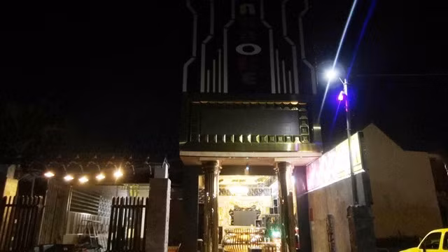  8 thiếu nữ bị đánh, chích điện ép bán dâm trong quán karaoke: Phạm Ngọc Tiên (SN 1994, ở Quảng Ngãi) đã dụ dỗ nhiều thiếu nữ đến làm tiếp viên ở quán karaoke Hoàng Gia ở huyện Tư Nghĩa, sau đó ép bán dâm cho khách. Nếu các cô gái không nghe lời Tiên sẽ đánh đập, chích điện… Qúa trình điều tra, ngày 14/4, Công an Quảng Ngãi cho biết, đang tạm giữ Tiên để điều tra.