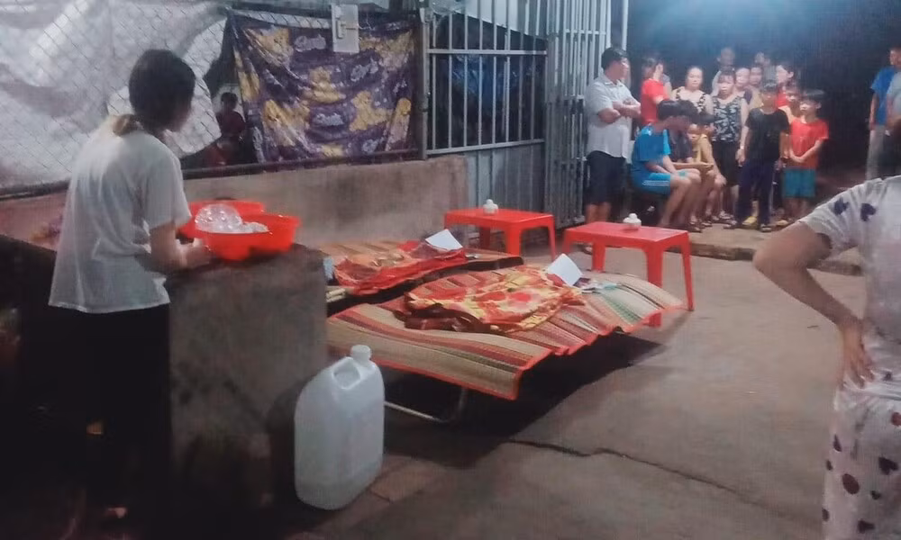  3 cháu nhỏ tử vong dưới ao nước tưới cây: Ngày 14/4, UBND xã Sông Ray (huyện Cẩm Mỹ, Đồng Nai) cho biết, 3 cháu nhỏ chơi đùa trong vườn của một người hàng xóm và không may trượt chân xuống áo nước sâu hơn 1m. Khi phát hiện ra 3 cháu nhỏ đưa tới Trung tâm y tế huyện nhưng cả 3 bé đã không qua khỏi. 
