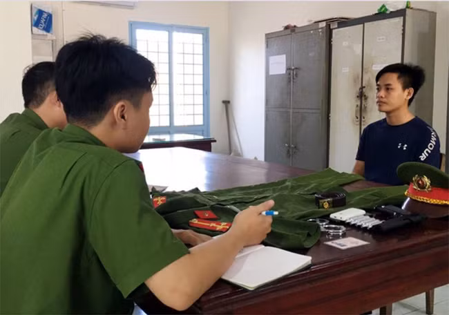  Giả danh thượng úy công an lừa bạn gái lấy 10.000 USD: Giả thượng úy công an, Trần Trung Can (24 tuổi ở huyện Tân Hiệp, Kiên Giang) đã nhiều lần vay tiền bạn gái là chị T.T.K.A. (26 tuổi, ngụ huyện Hòn Đất) tổng số tiền 10.000 USD và 43 triệu đồng rồi đem đi tiêu xài cá nhân. Nghi ngờ bạn trai lừa đảo, chị K.A đến cơ quan công an tố giác. Ngày 4/12/2020, Can bị Công an Kiên Giang bắt giam.