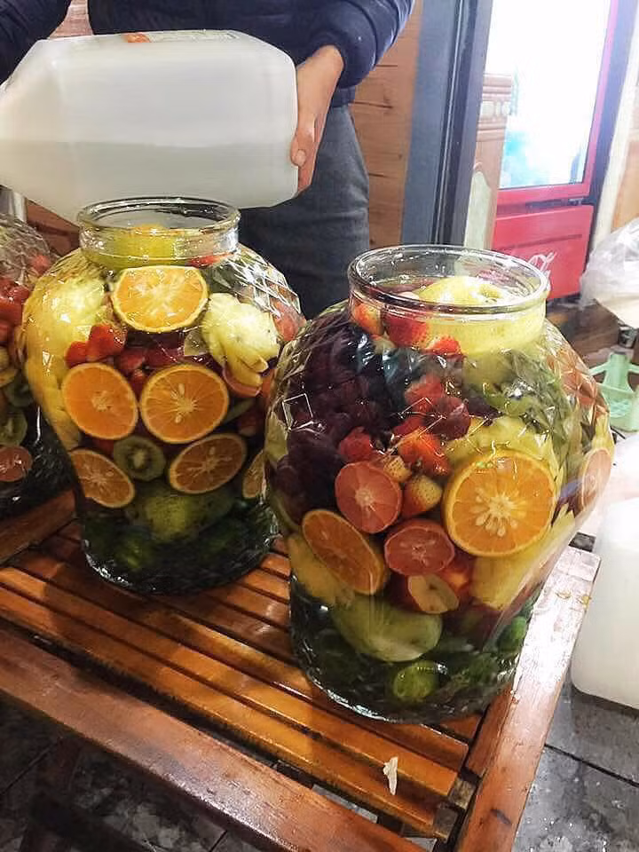 Không khó để làm nên hũ rượu quê ngâm các loại trái cây tươi đẹp mắt, chỉ cần trưng trong nhà, đã thấy không khí tết gần kề.