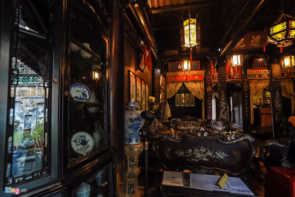 Nhà cổ Tấn Ký được làm bởi những nghệ nhân có đôi bàn tay khéo léo nhất làng mộc Kim Bồng nổi tiếng của Quảng Nam. Các họa tiết, hoa văn, cấu trúc trên ngôi nhà đều mang những ý nghĩa, thông điệp đầy màu sắc, triết lý phương Đông.