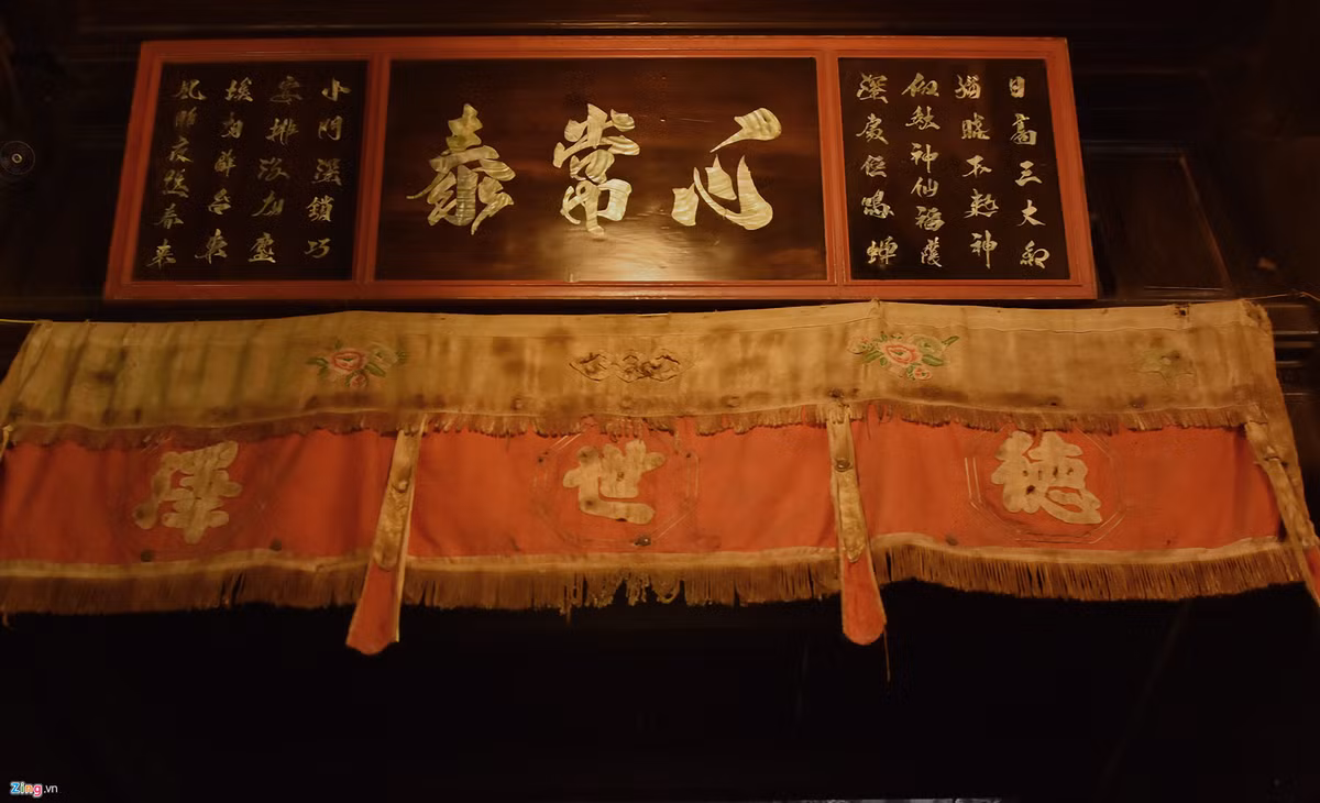 Ngôi nhà còn lưu giữ một bộ liễn đối "Bách Điểu" được giới khảo cổ xem là độc nhất vô nhị Việt Nam. Liễn đối Bách Điểu được viết bằng 100 nét, mỗi nét là một con chim cất cánh.