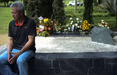 John Jairo Velasquez, biệt danh "Popeye" - hạ thủ thân tín của Pablo Escobar, thăm mộ Pablo Escobar.