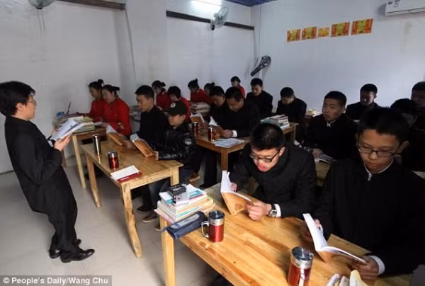‘Dia nguc tran gian’ trong trai cai nghien Internet: Danh hoc vien tan nhan-Hinh-2