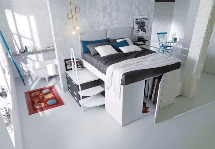 Dưới gầm giường, bạn có thể cất trữ cả tá quần áo, giày dép. Lối đi lên giường được sắp xếp dưới dạng bậc thang cũng là một ngăn kéo chứa những vật dụng cần thiết.