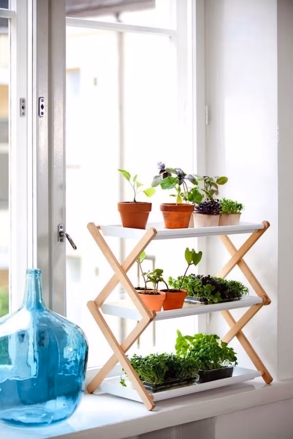 Với những cặp vợ chồng mới cưới thì một chút dịu dàng từ hoa, một vài món quà nhỏ đặt bên cạnh sẽ vừa tạo vẻ đẹp sinh động cho căn phòng vừa khiến vợ cảm thấy lòng bình yên hơn sau một ngày làm việc bận rộn.
