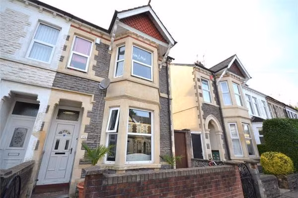 Nhìn từ bên ngoài, ngôi nhà hai tầng kiểu dáng Edward cổ điển ở Splott, Cardiff này trông khá bình thường, thậm chí có phần nhạt nhòa và hòa lẫn vào những ngôi nhà khác trên phố, thế nhưng, nếu một lần bước qua cánh cửa và chiêm ngưỡng vẻ đẹp bên trong, ai ai cũng phải bất ngờ.