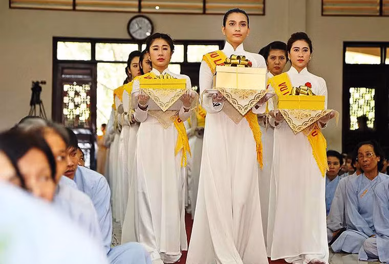 Là mỹ nhân ăn chay trường, lại thành tâm hướng Phật, chính vì vậy mà Á hậu Trương Thị May được lựa chọn dẫn đầu 100 thiếu nữ mặc áo dài trắng, trên ngực cài bông hồng đỏ bước vào Chánh điện chùa Hoằng Pháp thực hiện nghi lễ cài hoa, dâng y cho trụ trì và các chư tăng.
