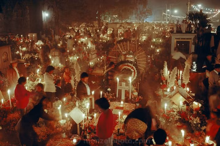 Thị trấn Talca, Chile có một phong tục đón năm mới vô cùng độc đáo và đầy ý nghĩa. Cụ thể, những cánh cổng của tất cả các nghĩa trang đều được mở vào đúng 23 giờ ngày 31/12 hàng năm. Các gia đình sẽ đến thắp nến bên ngôi mộ những người thân đã mất và cùng họ đón năm mới trong tiếng đàn hát. Hành động này được coi là một sự tưởng nhớ tới người thân đã khuất.