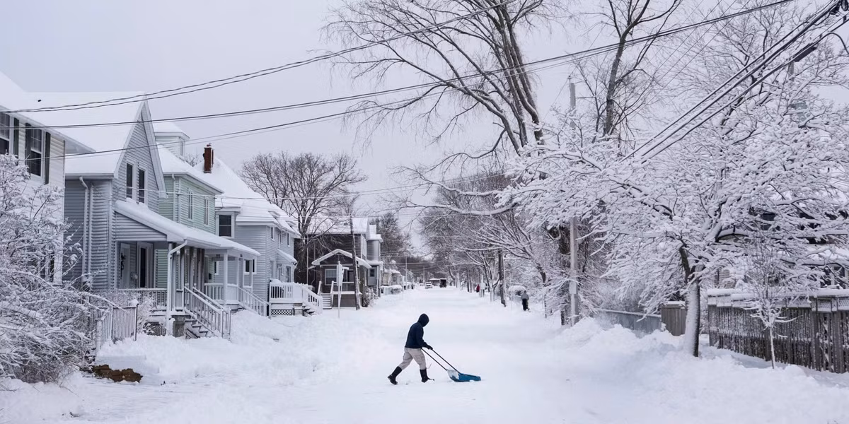 Để có một năm mới bình yên, hạnh phúc, người Canada xây núi tuyết xung quanh nhà vì cho rằng nó có thể ngăn được ma quỷ.