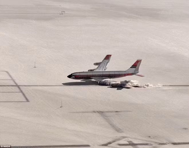 Trước khi vụ đánh rơi diễn ra ở căn cứ không quân Edwards tại California, chiếc Boeing 720 đã bay thử nghiệm 14 chuyến và sử dụng loại nhiên liệu đặc biệt. 