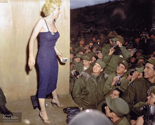 Hình ảnh lịch sử Marilyn Monroe hát trước binh lính Mỹ trong buổi đầu tiên của tour diễn 4 ngày tại Hàn Quốc tháng 2/1954.