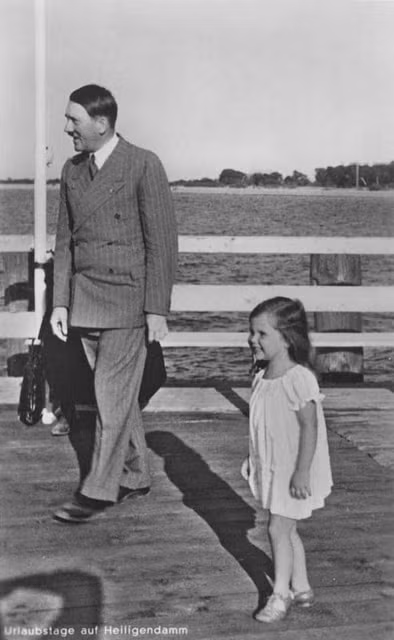 Helga rất thông minh và được nhà độc tài Hitler yêu quý. Tuy nhiên bé gái này qua đời năm 12 tuổi khi bị đưa vào boongke tại Berlin của Hitler vào ngày 22/4/1945. Trong ảnh là Hitler bên cô bé Helga đáng yêu.