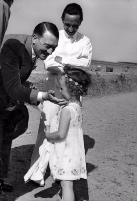 Kết quả là Helga - con gái nuôi của Hitler và những người em gái chết trên giường trong khi đang mặc đồ ngủ màu trắng.