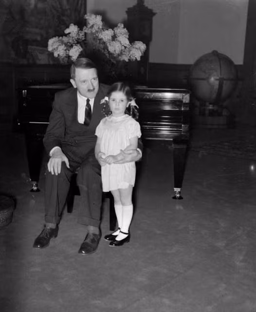 Hitler đã có những cử chỉ quan tâm đến Helga và một số bé gái, khác xa với hình ảnh tàn bạo của trùm phát xít đối với người Do Thái.