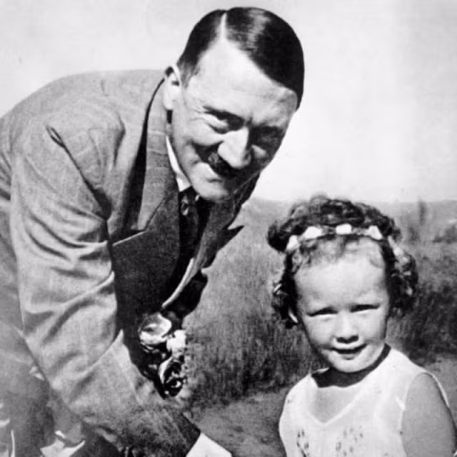 Hình ảnh hiếm hoi trùm phát xít Hitler tươi cười rạng rỡ bên bé gái.