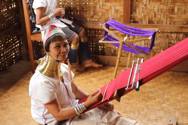 "Tôi thấy rất đau đớn khi đeo vòng. Giờ thì thoải mái và nhẹ hơn nhiều", Muu Pley phải tháo vòng sau 13 năm đeo chúng vì sợ cổ phát triển quá dài. Dân cư trong vùng cho biết những chiếc vòng như "gông cổ" người phụ nữ. Ảnh: Be On The Road.