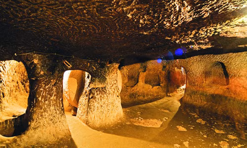 Trong khi sửa nhà năm 1963, một người đàn ông ở vùng Cappadocia đã tình cờ phát hiện thành phố dưới lòng đất ở Thổ Nhĩ Kỳ. Đi theo một cánh cửa và hành lang kéo dài, người đàn ông này tìm thấy mê cung đường hầm khổng lồ dưới lòng đất thuộc về một thành phố cổ.