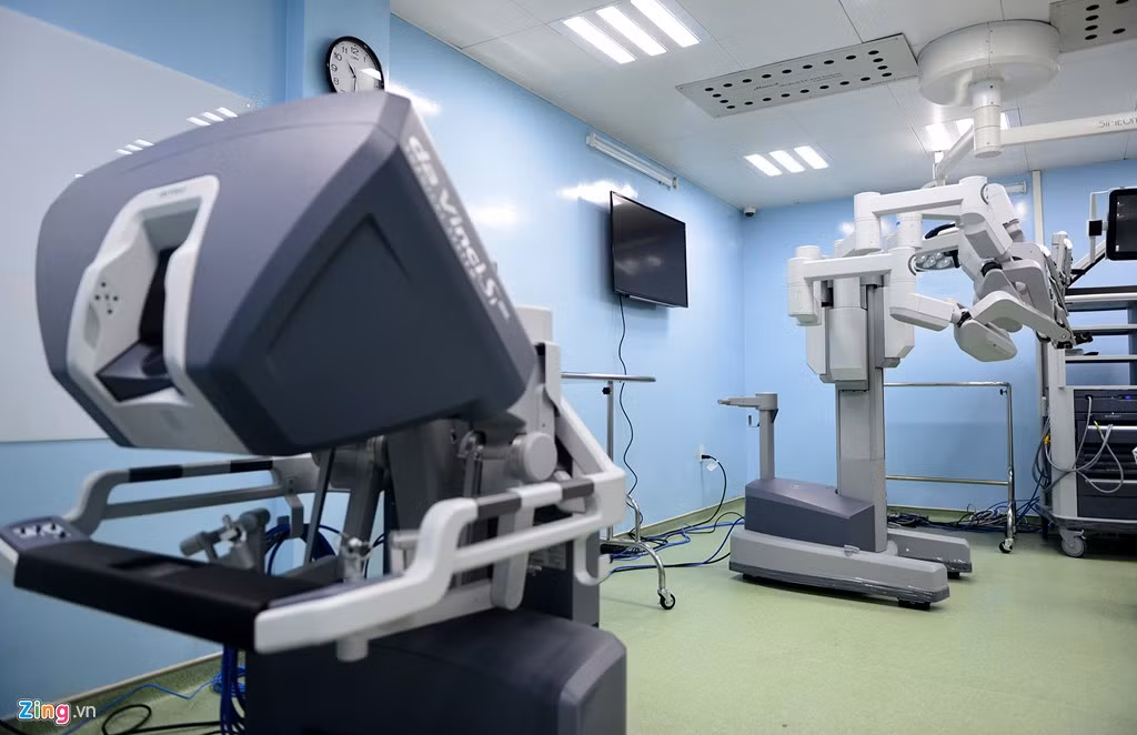 Sáng 10/12, Bệnh viện Bình Dân (TP.HCM) tổ chức ra mắt robot phẫu thuật tại khu phẫu thuật công nghệ cao. Đây là hệ thống mổ nội soi bằng robot cho người lớn đầu tiên tại Việt Nam. Năm 2014 Trung tâm Phẫu thuật nội soi nhi khoa có sử dụng robot trong phẫu thuật trẻ em ở Bệnh viện Nhi Trung ương.