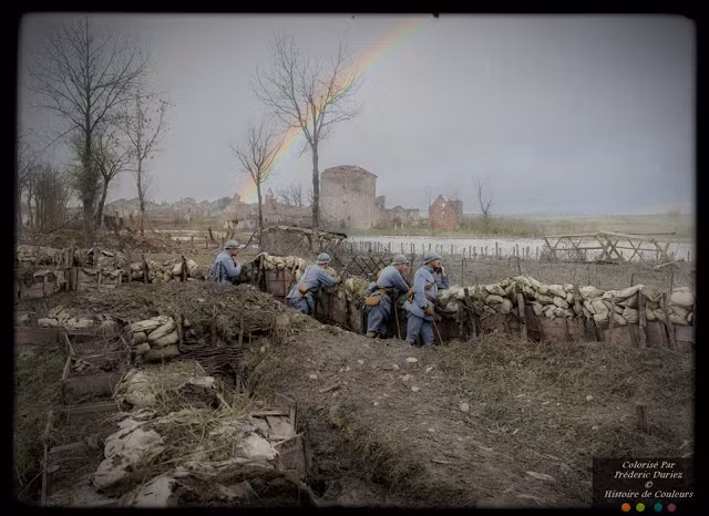 Binh lính Pháp chiến đấu gần một con sông ở Lorraine năm 1918.