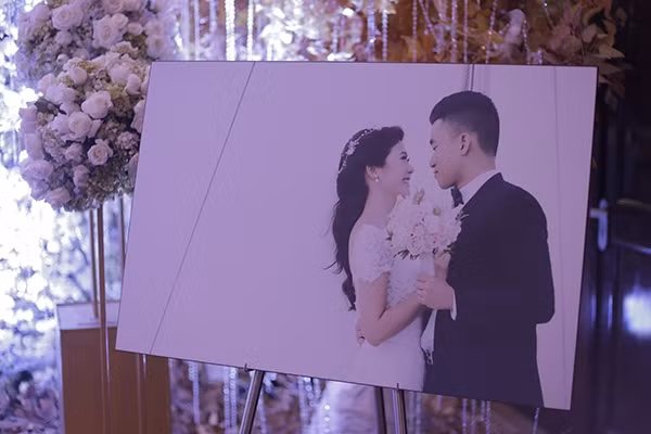 Đám cưới của bạn gái cũ Trương Thế Vinh được trang trí lộng lẫy, sang trọng.