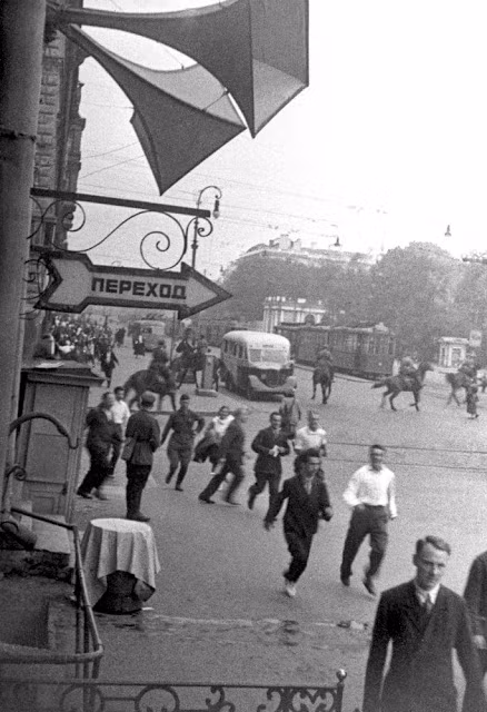 Toàn bộ người dân Leningrad từ đàn ông cho đến phụ nữ, trẻ em đều cố gắng góp công sức trong công cuộc bảo vệ thành phố và ngăn chặn quân Đức phá hủy quê hương.
