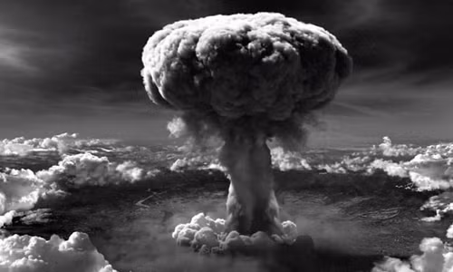 Đám mây hình nấm khổng lồ trên bầu trời Hiroshima sau khi Mỹ ném bom hạt nhân xuống thành phố này của Nhật Bản ngày 6/8/1945. Theo ước tính, khoảng 80.000 người dân Hiroshima thiệt mạng trong thảm họa bom nguyên tử trên.