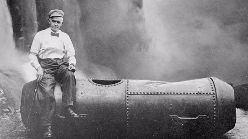 Bobby Leach nổi tiếng lịch sử vì nguyên nhân tử vong khá kỳ cục. Theo đó, khi đang dạo bước trên đường phố New Zealand, Leach bất ngờ dẫm phải vỏ cam và trượt chân ngã. Hậu quả là ông bị gãy chân, phải phẫu thuật cắt bỏ. Sau ca mổ trên, ông chết vì những biến chứng phức tạp.
