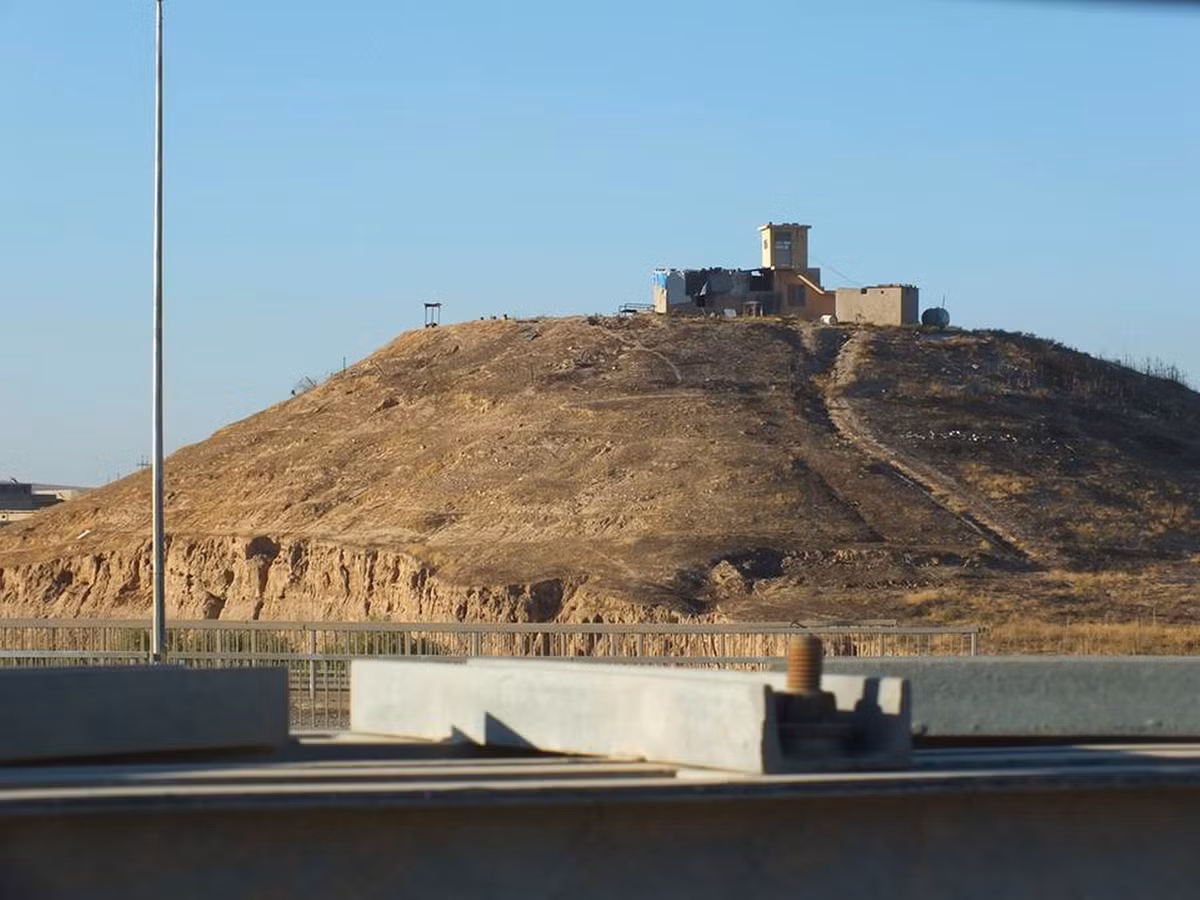Không chỉ phá hủy các địa điểm văn hóa ở Iraq, IS còn xây dựng trạm quan sát trên đỉnh một ngọn đồi lịch sử - nơi con người sinh sống ở đó trong nhiều thế kỷ hoặc thiên niên kỷ.