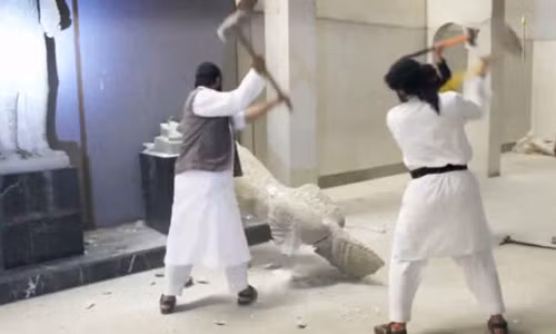 Các phiến quân Nhà nước Hồi giáo (IS) phá hủy một bức tượng cổ trong một bảo tàng ở thành phố cổ Hatra, Iraq. Đây là một trong số những di sản ở Iraq bị IS phá hủy. Nhiều di tích cổ ở thành phố cổ 2.000 năm tuổi Hatra của Iraq bị IS phá hủy.