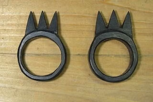 Các samurai còn sử dụng nhẫn làm bằng sắt có 1 - 3 đinh nhọn. Với vũ khí nhỏ này, các samura có thể khiến đối phương có những vết thương chí mạng ở tay, chân hay vùng cổ.