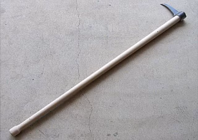 Loại vũ khí có hình dáng giống cây lưỡi liềm này được các samurai sử dụng như là một chiếc móc để leo lên vị trí cao như mái nhà, hàng rào, tường thành...
