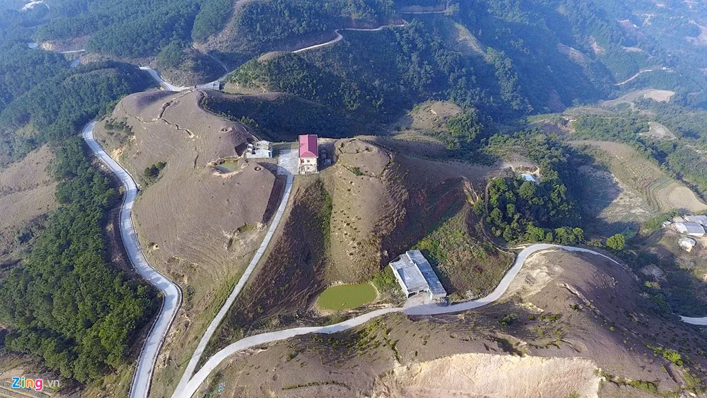 Đoạn đường bắt đầu lên đỉnh Mẫu Sơn dài 15 km được xem là gian nan và khó khăn nhất với những khúc cua lượn, gấp khúc liên tục. Nhiều đoạn chỉ lưu thông được một chiều ôtô do con đường nhỏ hẹp.