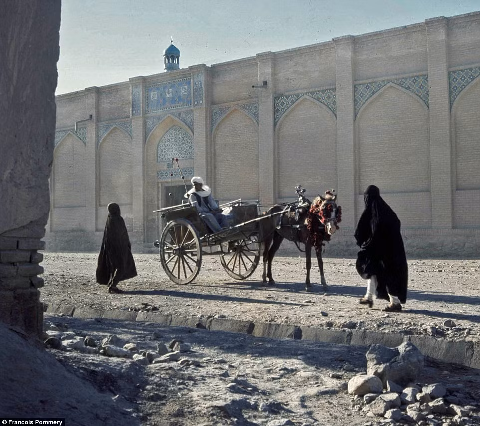 Trong chuyến thăm Afghanistan năm 1974, ông Pommery đã đi cùng vợ và những người bạn. Trong ảnh là hai phụ nữ Afghanistan đi qua cỗ xe ngựa kéo ở Herat - thành phố lớn thứ ba ở Afghanistan.