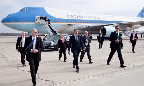 Không lực Một hay Air Force One không phải là một chiếc phi cơ mà là tên gọi dành cho bất kỳ chuyên cơ chở Tổng thống Mỹ. Hiện chính phủ Mỹ sử dụng 2 máy bay Boeing 747-200, định danh VC-25A để chở Tổng thống Mỹ.