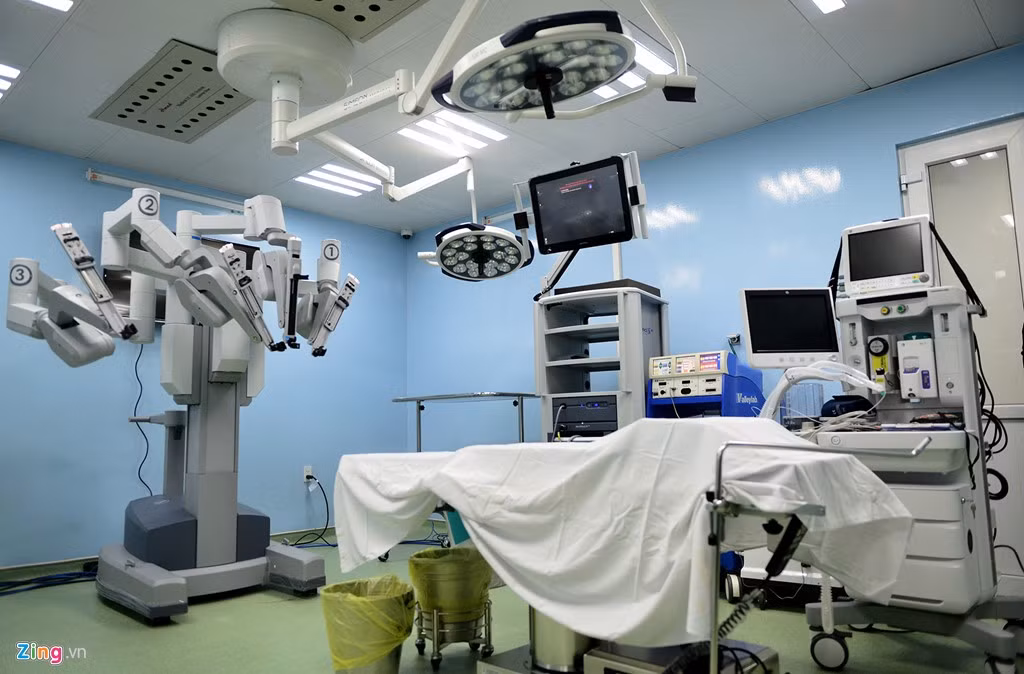 Ngoài các cánh tay robot, trạm điều khiển, hệ thống phẫu thuật nội soi này cũng được trang bị nhiều thiết bị hỗ trợ hiện đại khác.