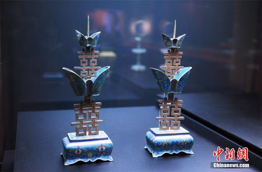 Cặp chân nến thời nhà Thanh sử dụng trong đám cưới của hoàng đế được trưng bày tại Bảo tàng Di sản Hong Kong. Ảnh: Chinanews.com.