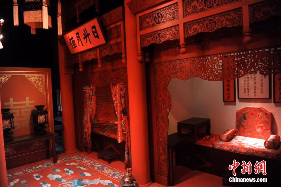 Bảo tàng đã phục dựng căn phòng tân hôn của hoàng đế Khang Hy. Ảnh: Chinanews.com.