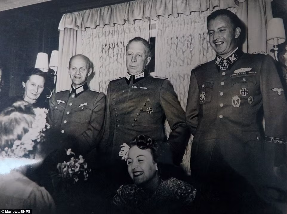 Nhiều quan chức cấp cao trong chính quyền của Hitler đã tới tham dự hôn lễ của Gretl Braun với sĩ quan SS Hermann Fegelein.
