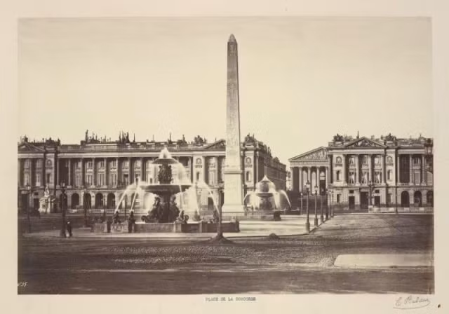 Quảng trường Concorde nổi tiếng của Paris gây ấn tượng với nhiều công trình kiến trúc như cột đá Ai Cập Obelisque mạ vàng, Đài phun nước của các Đại dương (La fontaine des Mers) tượng trưng cho biển Địa Trung Hải, Đại Tây Dương và tôn vinh ngành thủy hải sản...