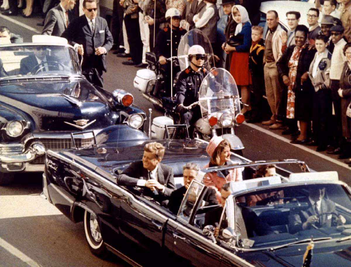 Vụ ám sát Tổng thống Mỹ John F. Kennedy ngày 22/11/1963 cũng trở thành sự kiện không thể lãng quên trong tâm trí người dân Mỹ.